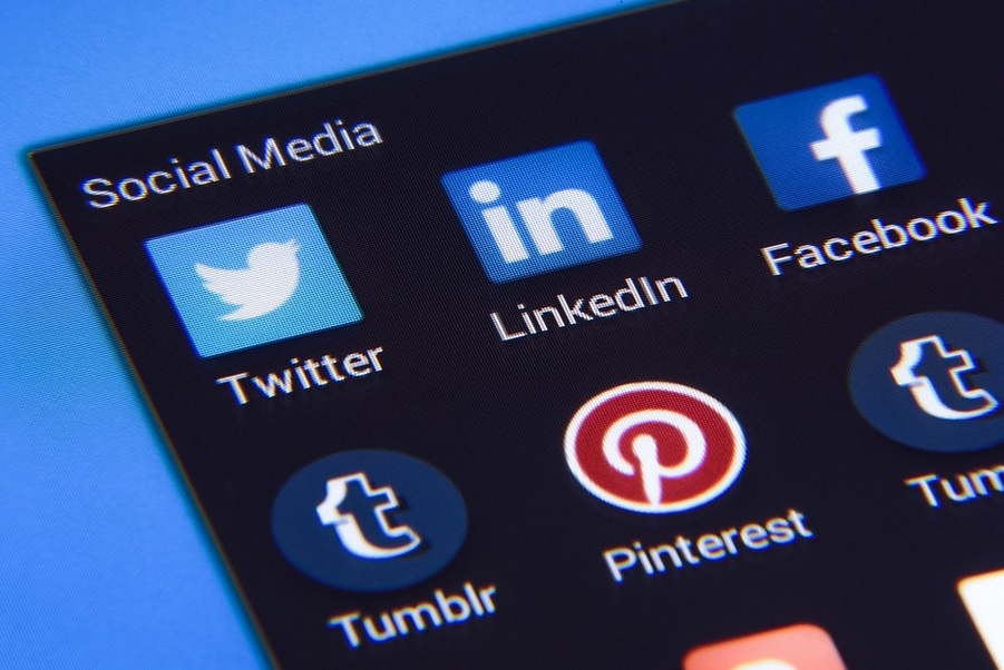 logo sosial media seperti twitter, facebook, linkedin menggunakan warna biru