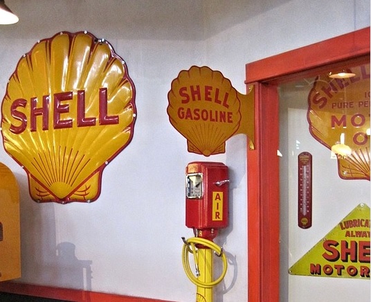 logo perusahaan minyak dan gas Shell menggunakan warna kuning sebagai warna utama dan merah sebagai warna sekunder