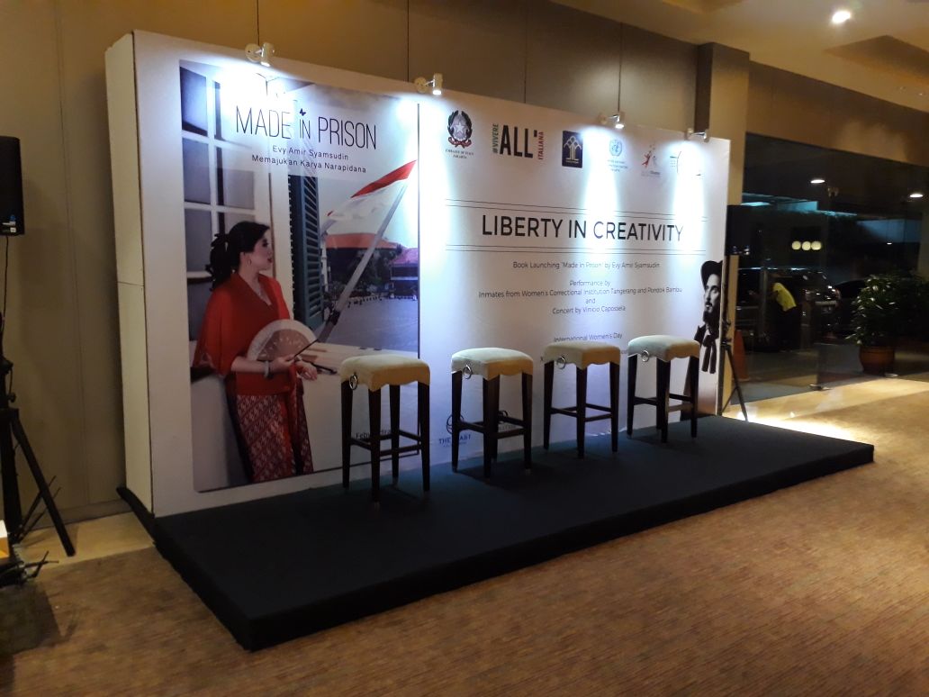 backdrop panggung acara pameran produk