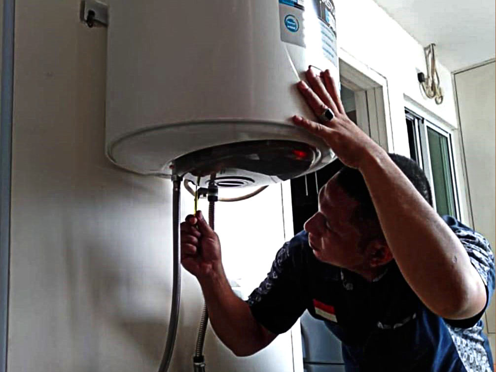 Tukang Service Water Heater kami sedang mengerjakan tugas dengan dedikasi tinggi.